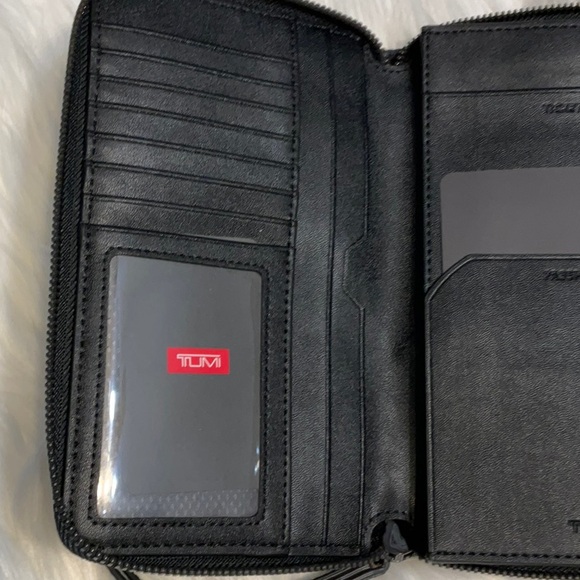 Tumi Vista travel wallet, Himalayan sky print - Picture 6 of 6